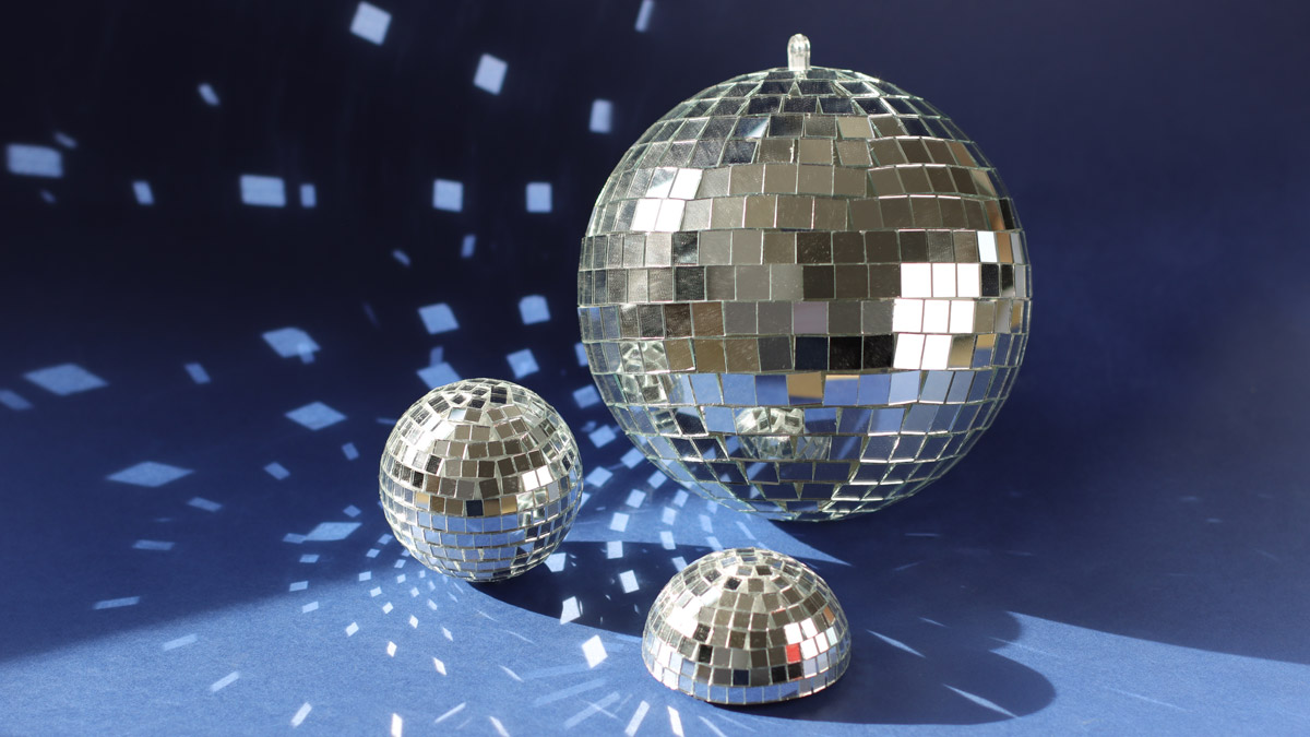 Sfere fai da te con specchietti autoadesivi Sfere fai da te con specchietti autoadesivi