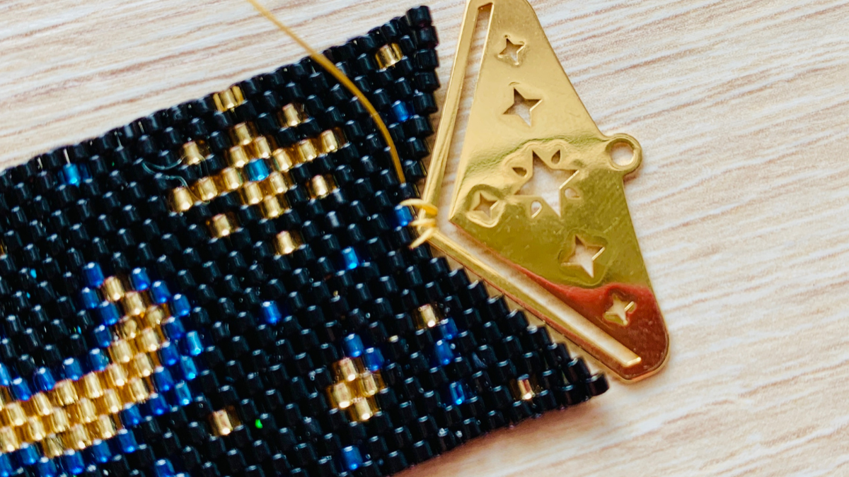 Braccialetto peyote dispari con suggerimenti per la tessitura Perles & Co : Tappa 5 Braccialetto peyote dispari con suggerimenti per la tessitura Perles & Co : Tappa 5