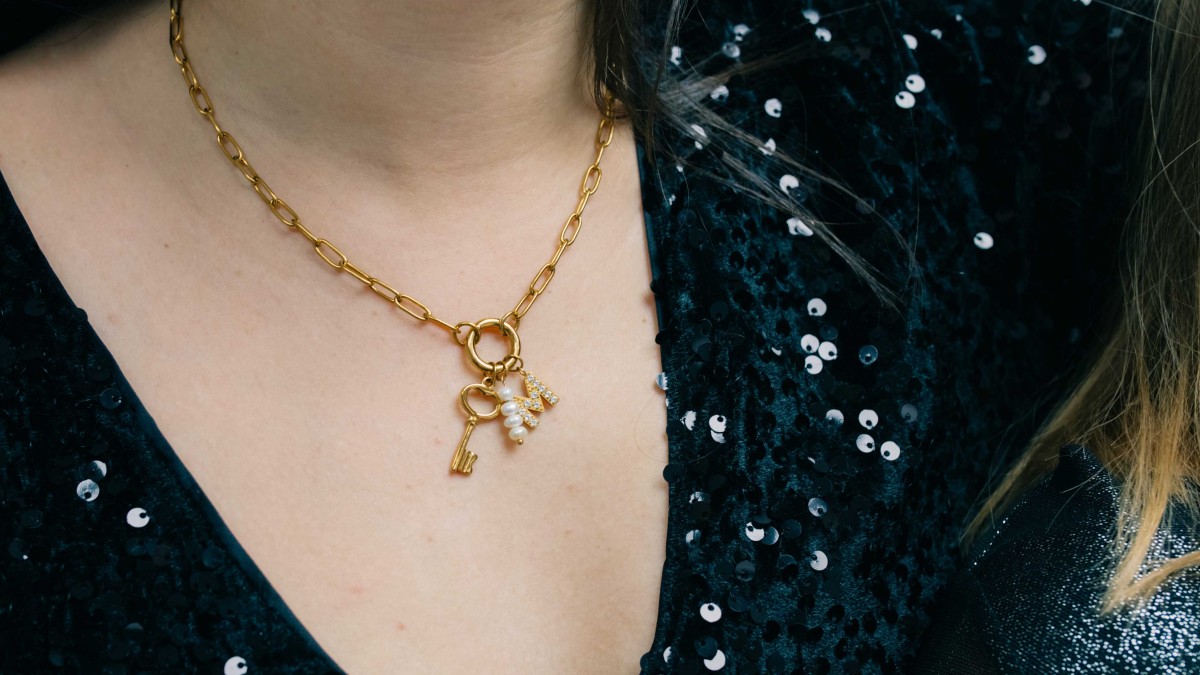 Collana con moschettone e ciondoli Collana con moschettone e ciondoli