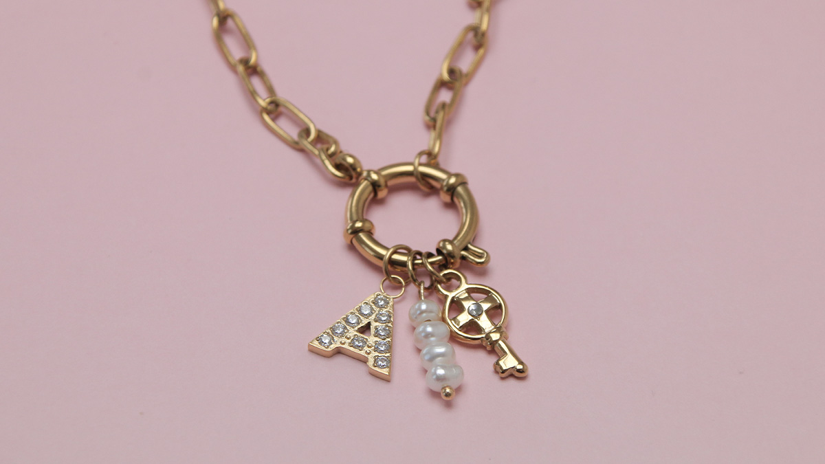 Collana con moschettone e ciondoli : Tappa 3 Collana con moschettone e ciondoli : Tappa 3