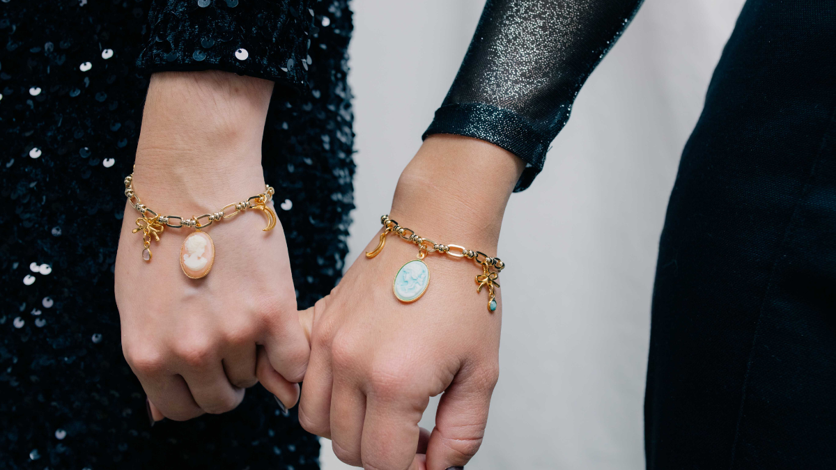 Bracciale vintage in maglia dorata con ciondoli Bracciale vintage in maglia dorata con ciondoli