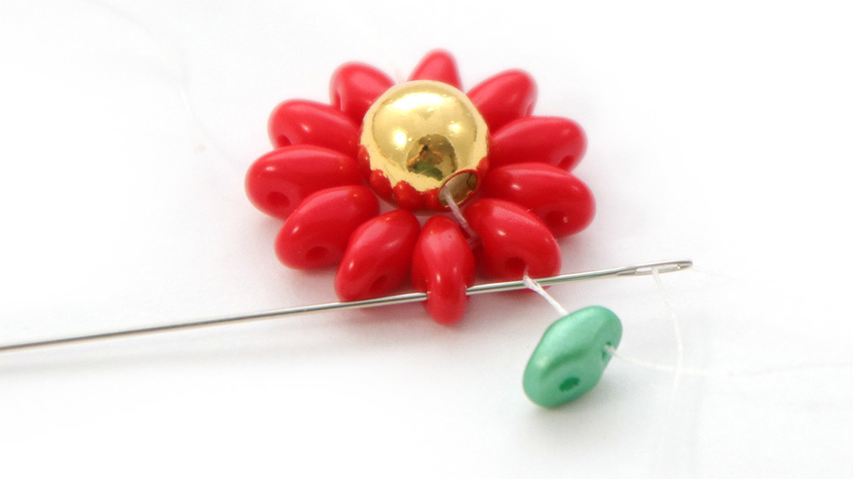 Pennarello di vetro con perline SuperDuo a forma di fiore natalizio fai da te : Tappa 4 Pennarello di vetro con perline SuperDuo a forma di fiore natalizio fai da te : Tappa 4