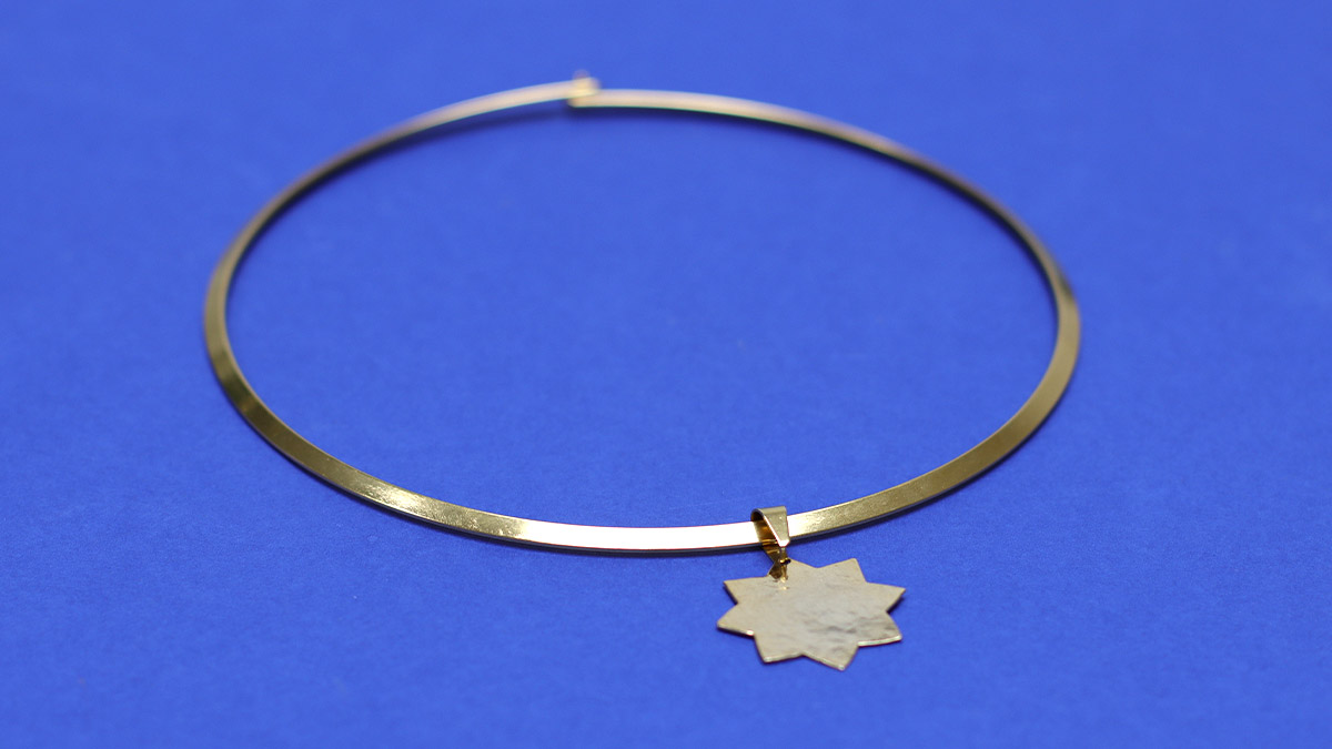 Schema Girocollo rigido con pendente a forma di sole Schema Girocollo rigido con pendente a forma di sole