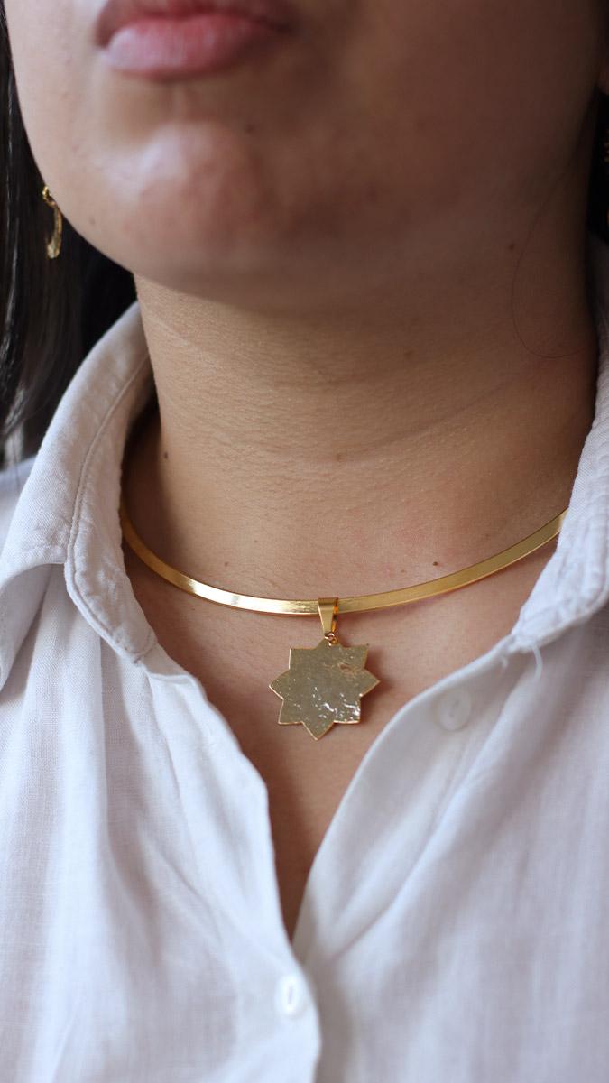 Schema Girocollo rigido con pendente a forma di sole Schema Girocollo rigido con pendente a forma di sole