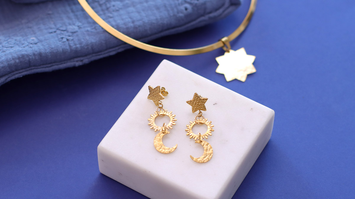 Schema Orecchini in acciaio inossidabile placcato oro con motivo di stelle del sole e della luna Schema Orecchini in acciaio inossidabile placcato oro con motivo di stelle del sole e della luna