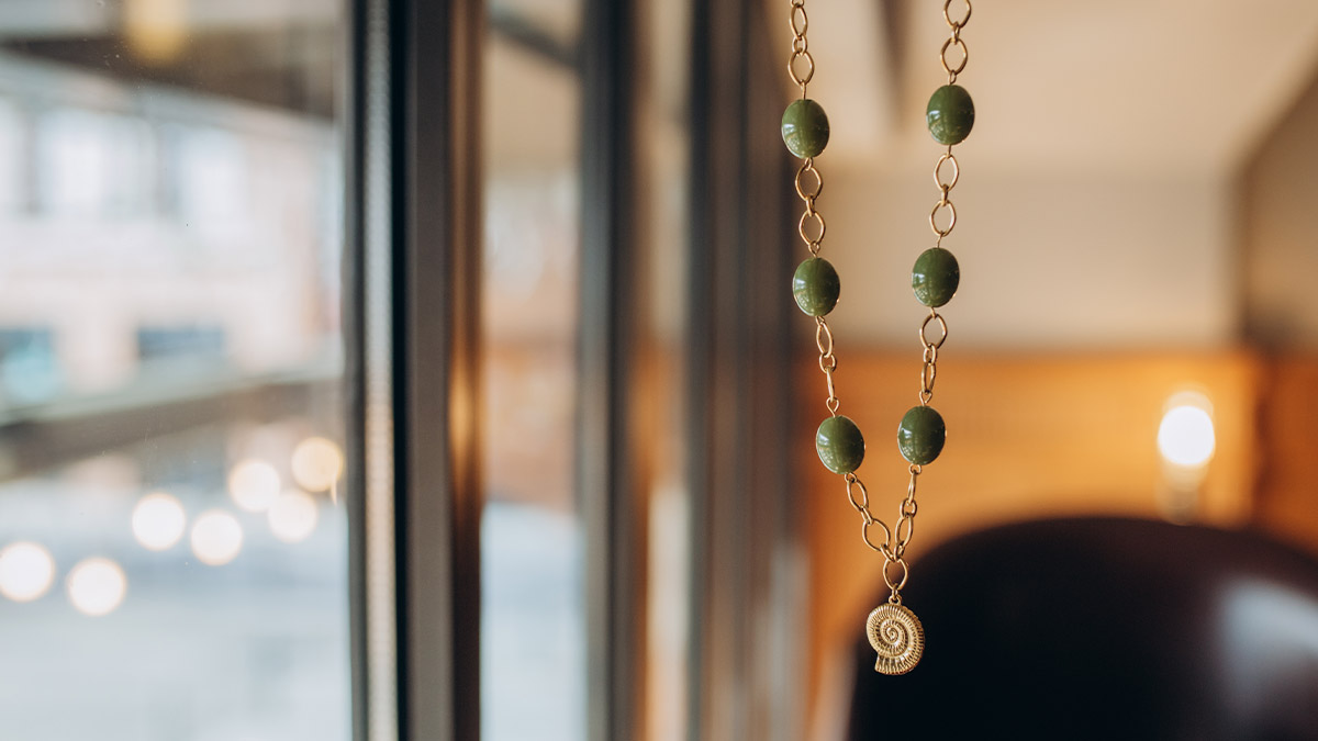 Schema Collana lunga in perle color kaki oliva Schema Collana lunga in perle color kaki oliva