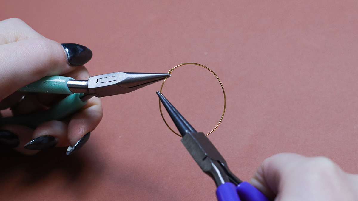 Orecchini a cerchio con pietre naturali : Tappa 1 Orecchini a cerchio con pietre naturali : Tappa 1