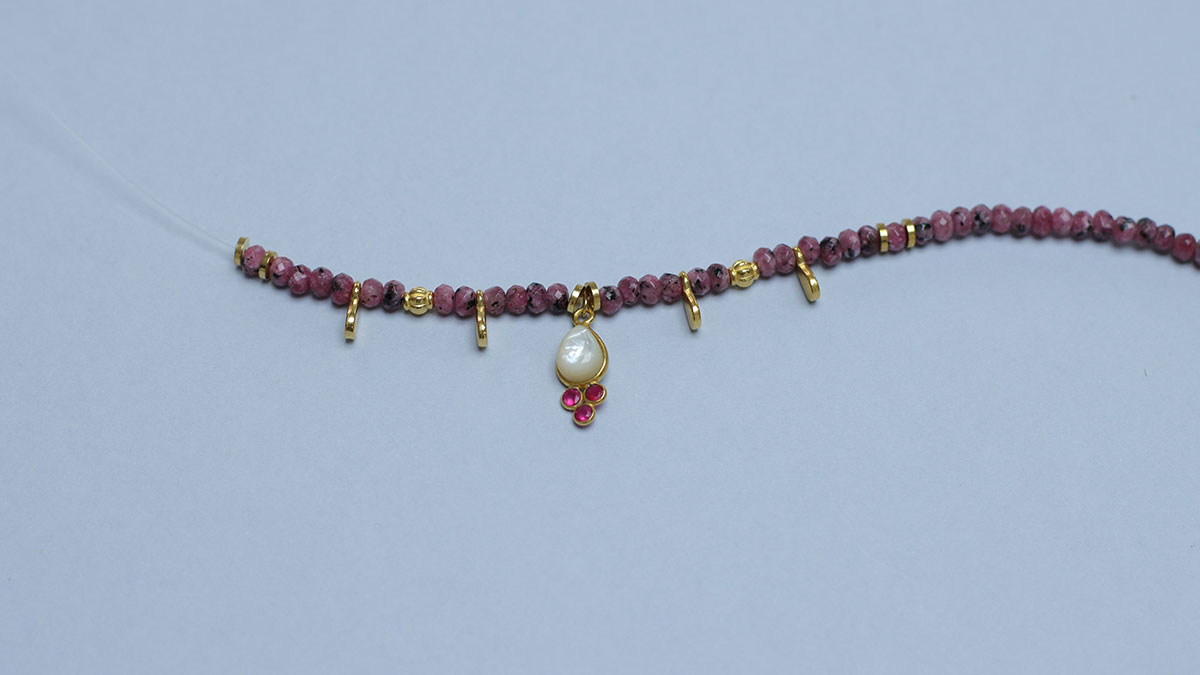 Collana a due file di pietre naturali : Tappa 4 Collana a due file di pietre naturali : Tappa 4