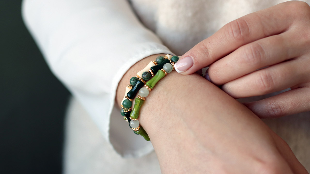 Braccialetti elastici con perline a tubo verdi Braccialetti elastici con perline a tubo verdi