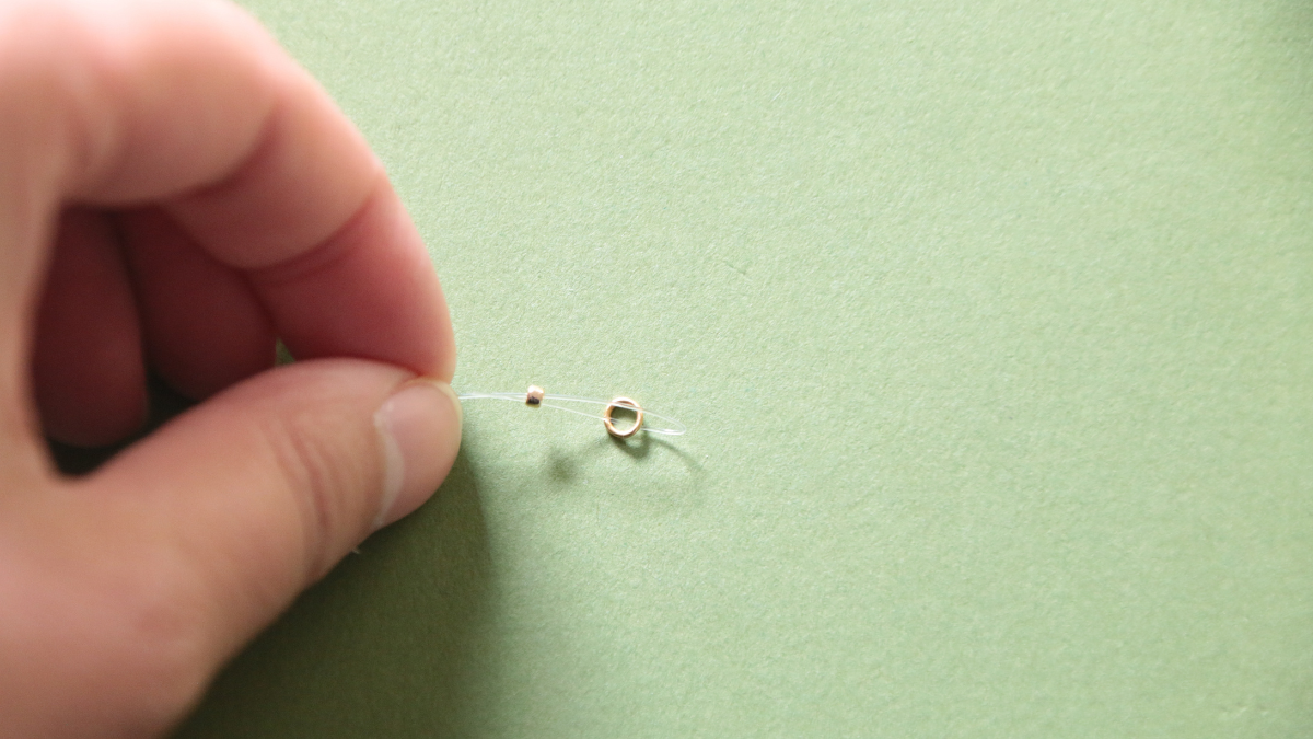 Bracciale rosa con perline in resina e ciondolo a forma di fiore : Tappa 1 Bracciale rosa con perline in resina e ciondolo a forma di fiore : Tappa 1