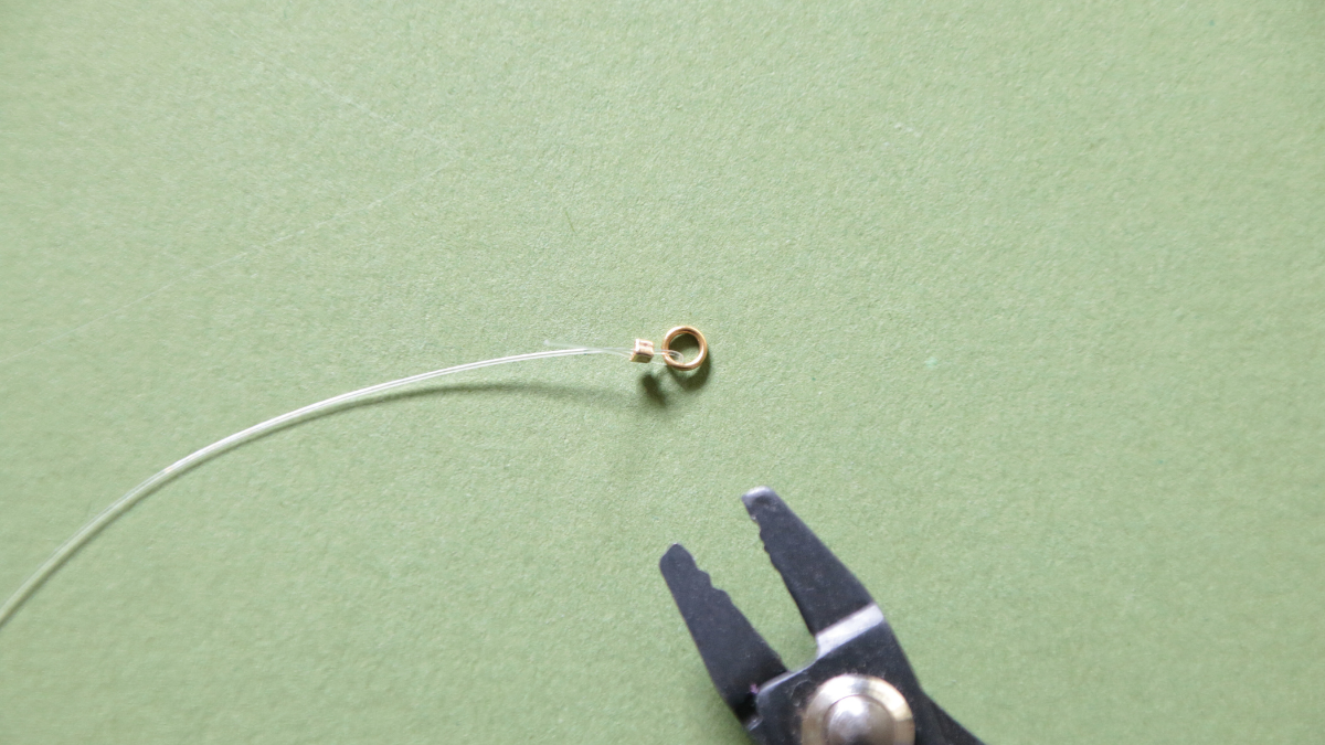 Bracciale rosa con perline in resina e ciondolo a forma di fiore : Tappa 2 Bracciale rosa con perline in resina e ciondolo a forma di fiore : Tappa 2