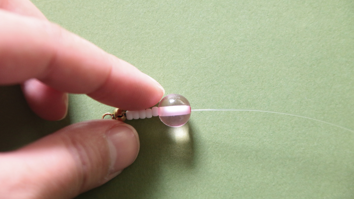 Bracciale rosa con perline in resina e ciondolo a forma di fiore : Tappa 4 Bracciale rosa con perline in resina e ciondolo a forma di fiore : Tappa 4