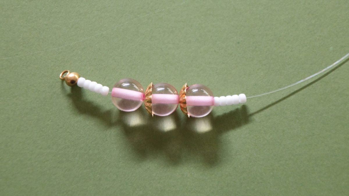 Bracciale rosa con perline in resina e ciondolo a forma di fiore : Tappa 5 Bracciale rosa con perline in resina e ciondolo a forma di fiore : Tappa 5
