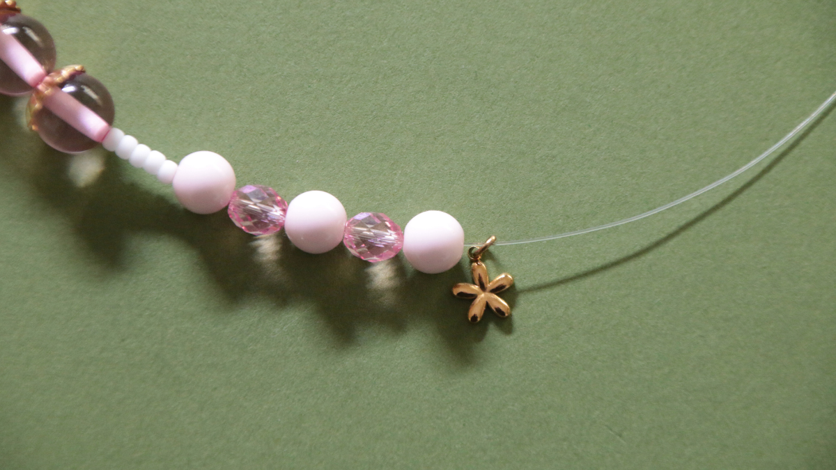 Bracciale rosa con perline in resina e ciondolo a forma di fiore : Tappa 7 Bracciale rosa con perline in resina e ciondolo a forma di fiore : Tappa 7