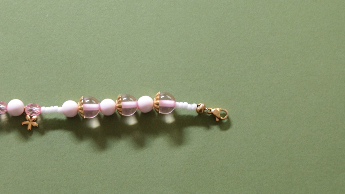 Bracciale rosa con perline in resina e ciondolo a forma di fiore : Tappa 10 Bracciale rosa con perline in resina e ciondolo a forma di fiore : Tappa 10