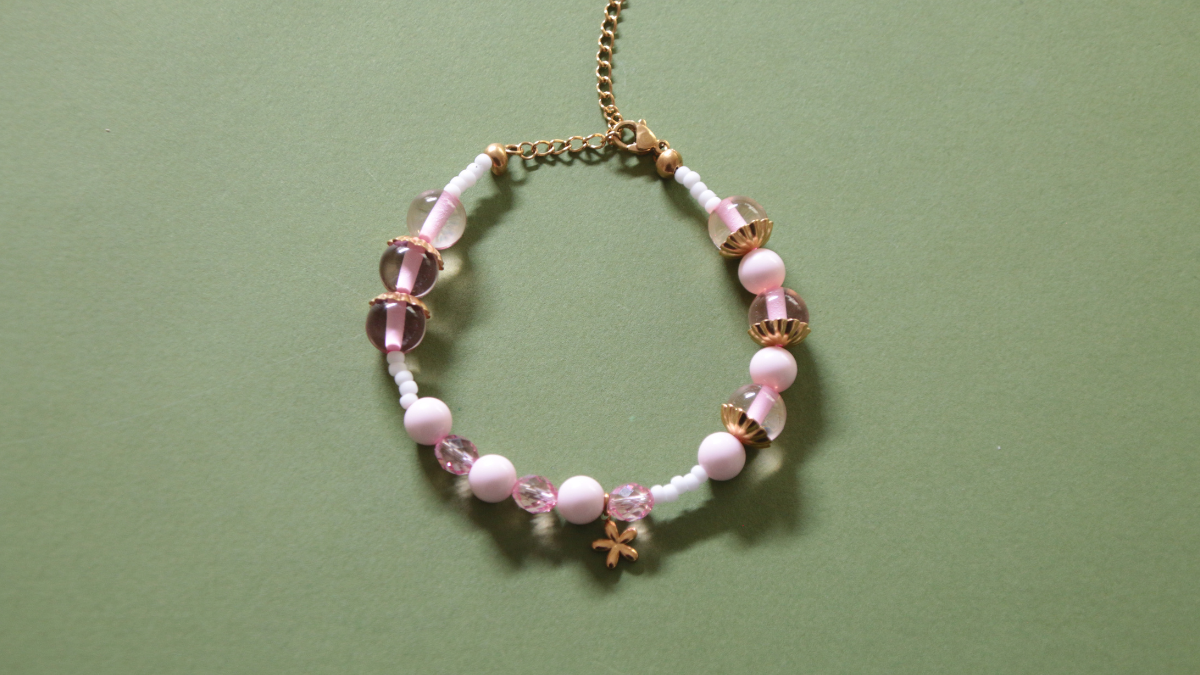 Bracciale rosa con perline in resina e ciondolo a forma di fiore : Tappa 11 Bracciale rosa con perline in resina e ciondolo a forma di fiore : Tappa 11