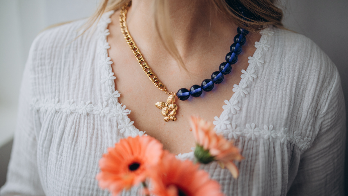 Collana con grandi perle e pendente a forma di farfalla Collana con grandi perle e pendente a forma di farfalla