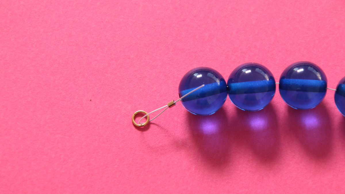 Collana con grandi perle e pendente a forma di farfalla : Tappa 2 Collana con grandi perle e pendente a forma di farfalla : Tappa 2