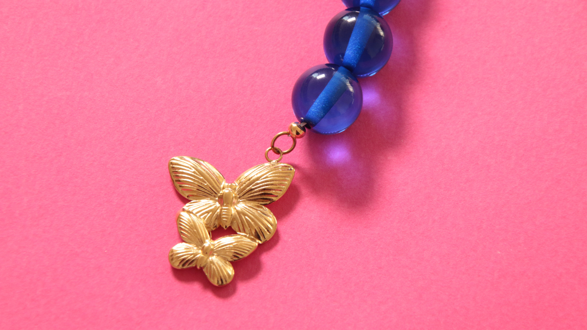 Collana con grandi perle e pendente a forma di farfalla : Tappa 3 Collana con grandi perle e pendente a forma di farfalla : Tappa 3