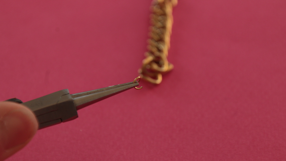 Collana con grandi perle e pendente a forma di farfalla : Tappa 4 Collana con grandi perle e pendente a forma di farfalla : Tappa 4