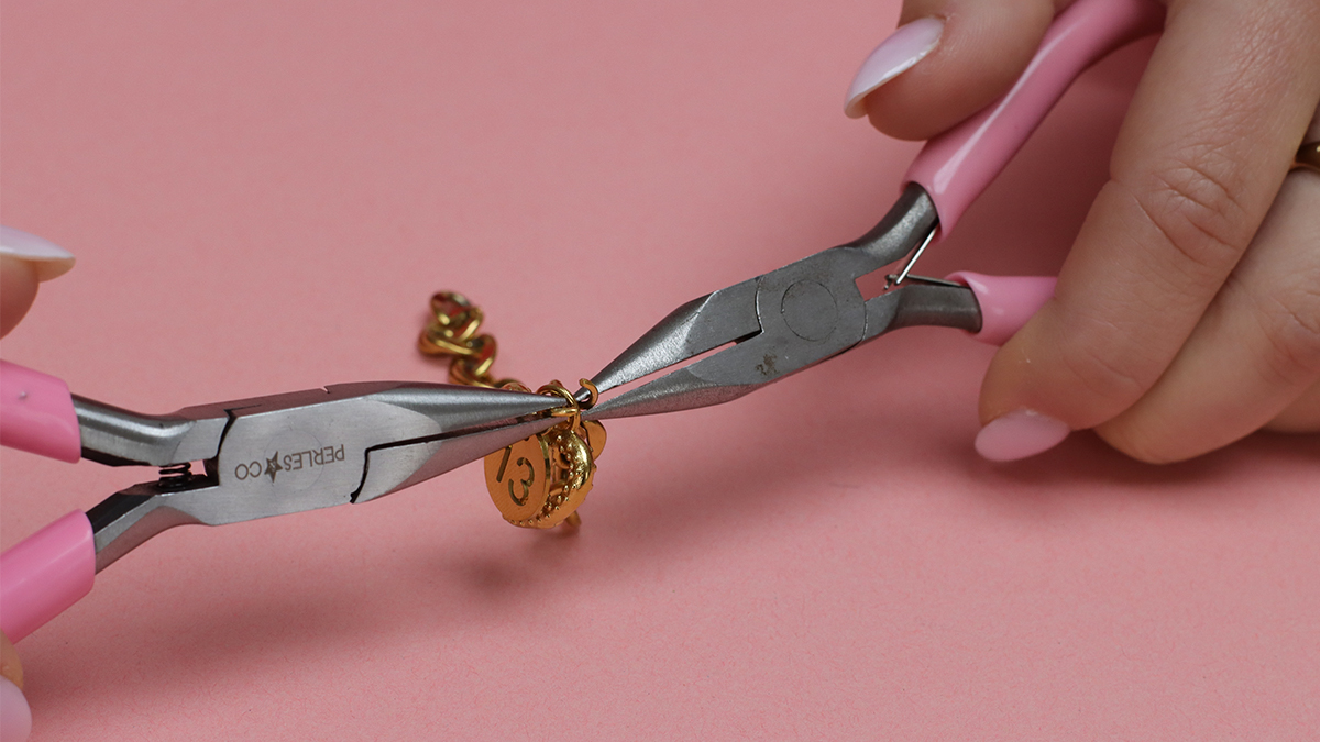 Borsa gioiello con lettera e pendente a forma di serpente : Tappa 2 Borsa gioiello con lettera e pendente a forma di serpente : Tappa 2