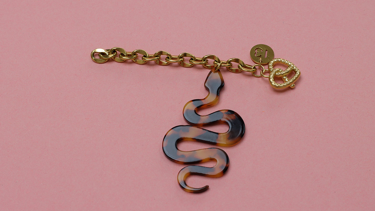 Borsa gioiello con lettera e pendente a forma di serpente : Tappa 3 Borsa gioiello con lettera e pendente a forma di serpente : Tappa 3