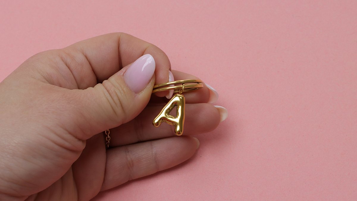 Borsa gioiello con lettera e pendente a forma di serpente : Tappa 8 Borsa gioiello con lettera e pendente a forma di serpente : Tappa 8