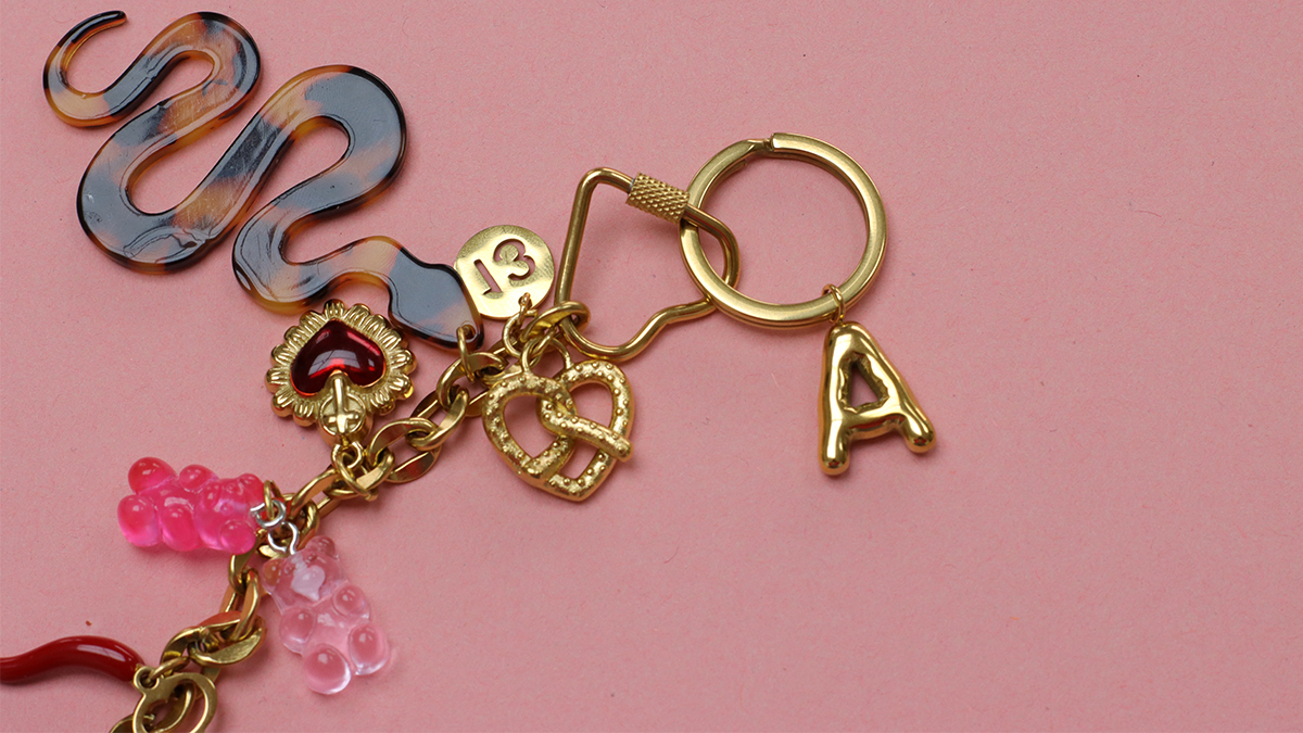 Borsa gioiello con lettera e pendente a forma di serpente : Tappa 9 Borsa gioiello con lettera e pendente a forma di serpente : Tappa 9