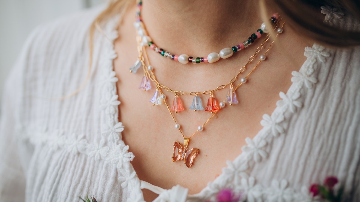 Collane rosa e verdi con pendente a forma di farfalla e perle di fiori Collane rosa e verdi con pendente a forma di farfalla e perle di fiori