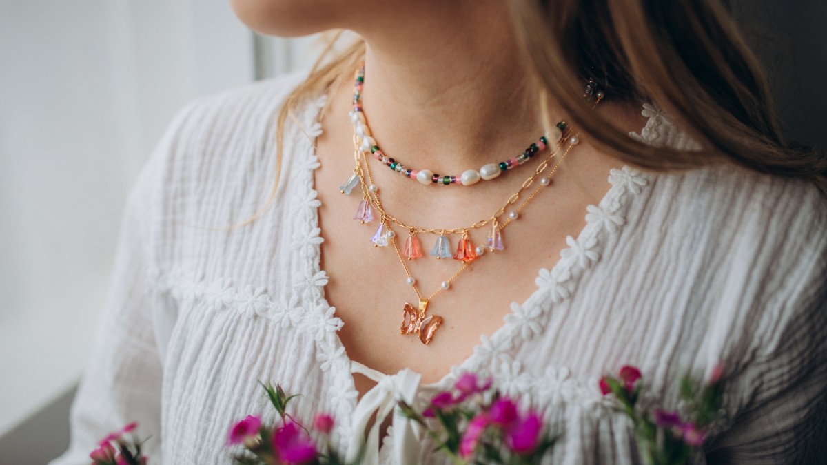 Schema Collane rosa e verdi con pendente a forma di farfalla e perle di fiori Schema Collane rosa e verdi con pendente a forma di farfalla e perle di fiori