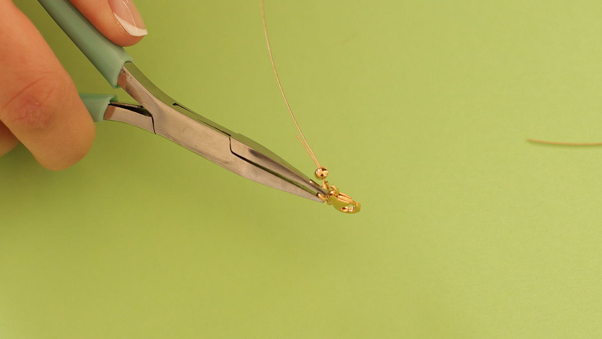 Collane rosa e verdi con pendente a forma di farfalla e perle di fiori : Tappa 3 Collane rosa e verdi con pendente a forma di farfalla e perle di fiori : Tappa 3