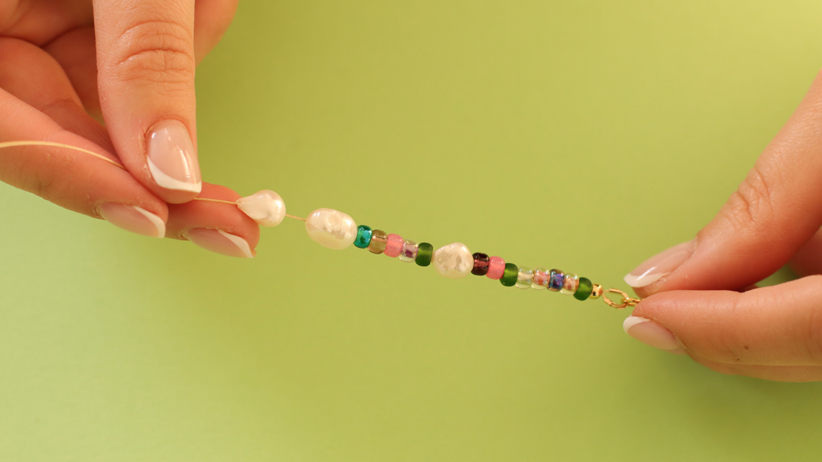 Collane rosa e verdi con pendente a forma di farfalla e perle di fiori : Tappa 4 Collane rosa e verdi con pendente a forma di farfalla e perle di fiori : Tappa 4