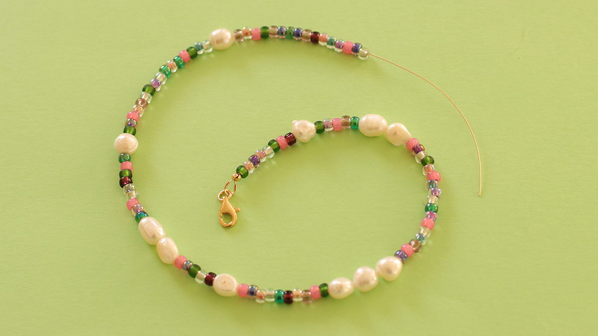 Collane rosa e verdi con pendente a forma di farfalla e perle di fiori : Tappa 5 Collane rosa e verdi con pendente a forma di farfalla e perle di fiori : Tappa 5