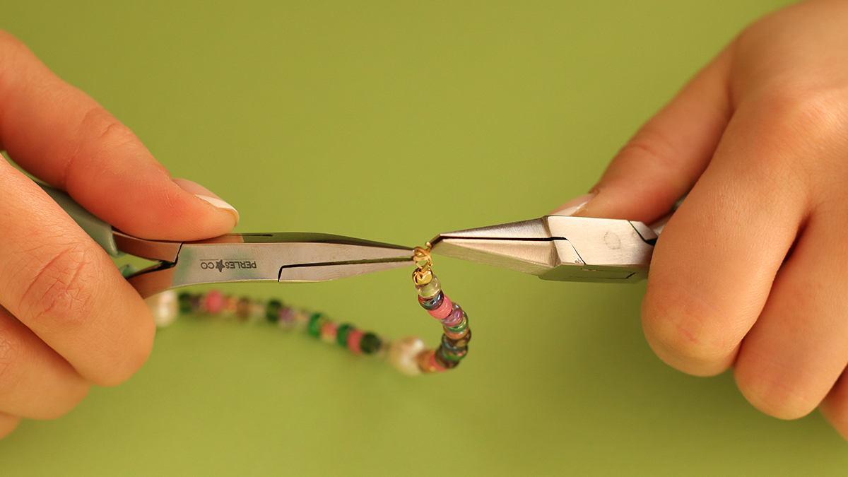 Collane rosa e verdi con pendente a forma di farfalla e perle di fiori : Tappa 7 Collane rosa e verdi con pendente a forma di farfalla e perle di fiori : Tappa 7