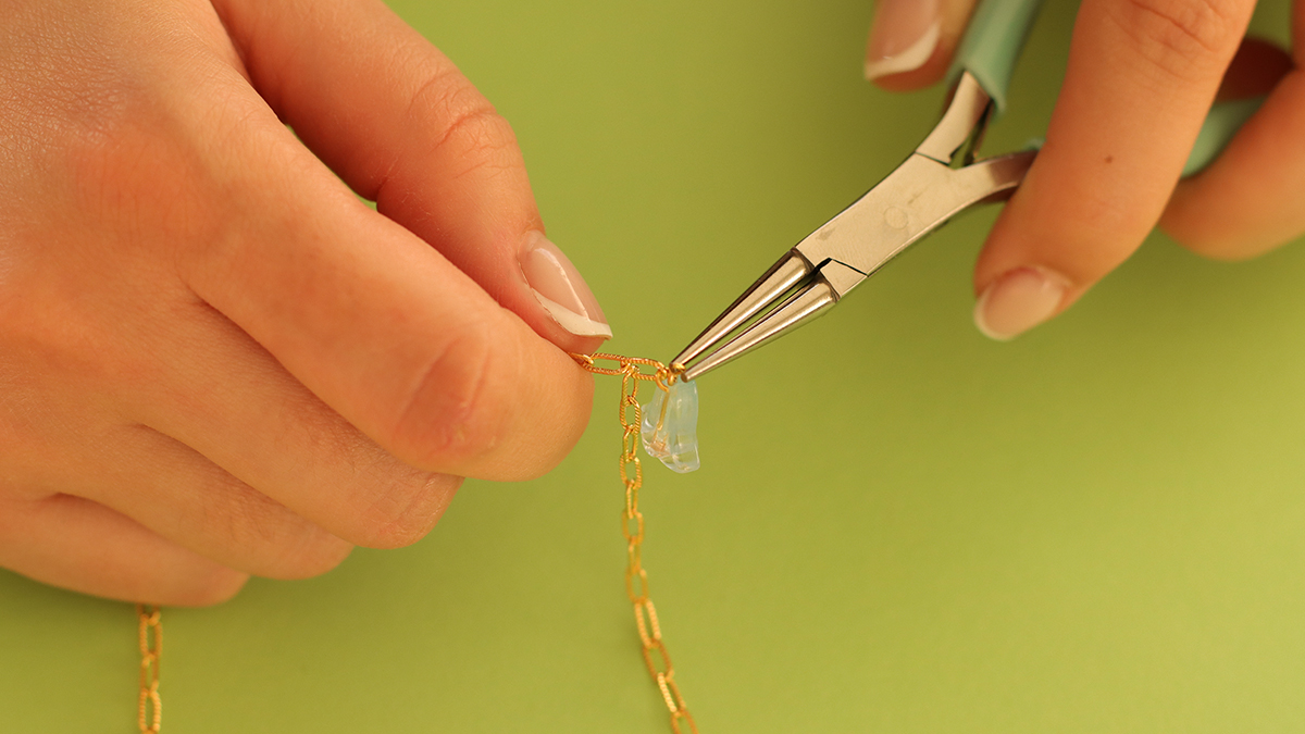 Collane rosa e verdi con pendente a forma di farfalla e perle di fiori : Tappa 10 Collane rosa e verdi con pendente a forma di farfalla e perle di fiori : Tappa 10