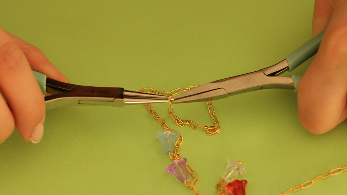 Collane rosa e verdi con pendente a forma di farfalla e perle di fiori : Tappa 13 Collane rosa e verdi con pendente a forma di farfalla e perle di fiori : Tappa 13