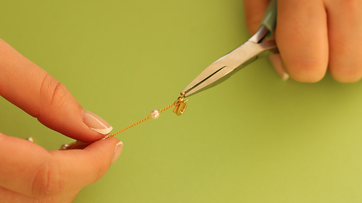 Collane rosa e verdi con pendente a forma di farfalla e perle di fiori : Tappa 14 Collane rosa e verdi con pendente a forma di farfalla e perle di fiori : Tappa 14