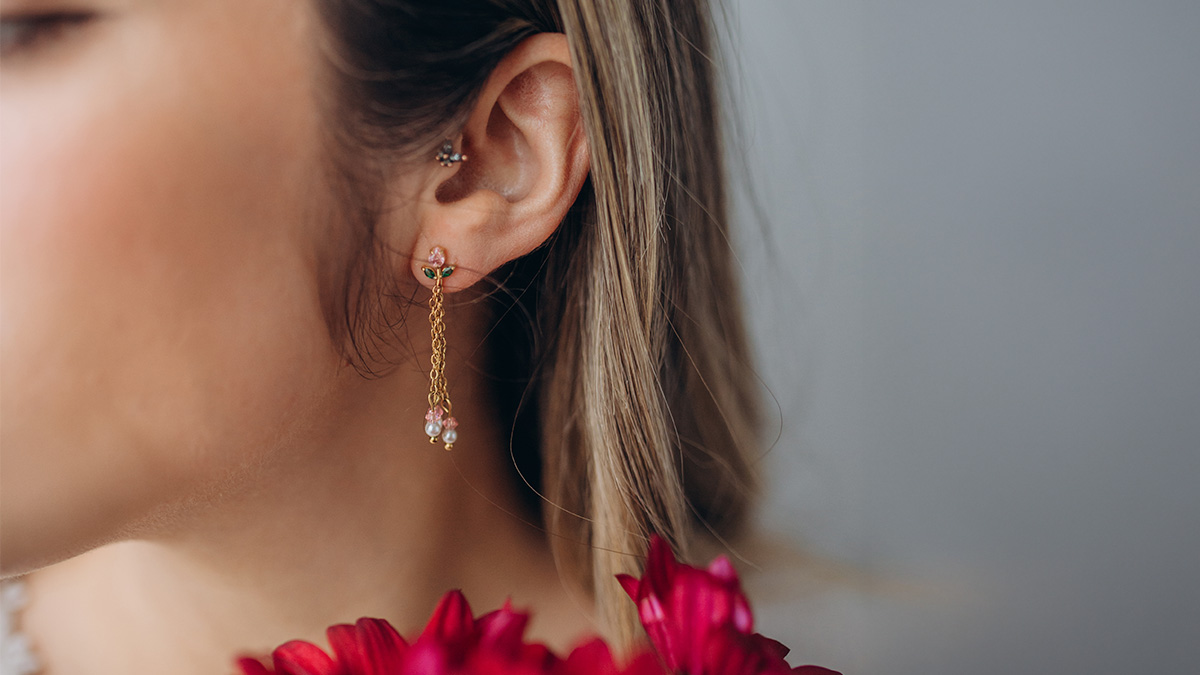 Orecchini con perle e fiori pendenti Orecchini con perle e fiori pendenti