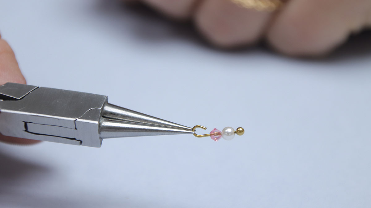 Orecchini con perle e fiori pendenti : Tappa 2 Orecchini con perle e fiori pendenti : Tappa 2