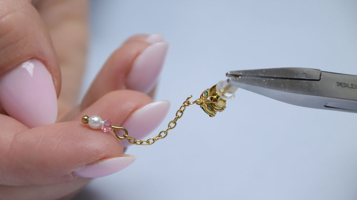 Orecchini con perle e fiori pendenti : Tappa 4 Orecchini con perle e fiori pendenti : Tappa 4