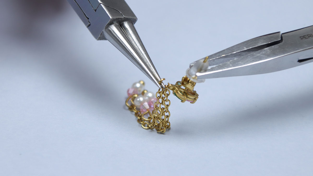 Orecchini con perle e fiori pendenti : Tappa 5 Orecchini con perle e fiori pendenti : Tappa 5