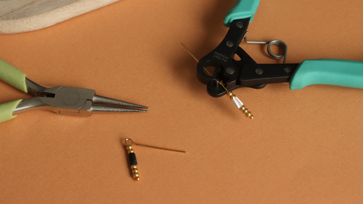 Orecchini con frange in madreperla e pietre naturali : Tappa 2 Orecchini con frange in madreperla e pietre naturali : Tappa 2