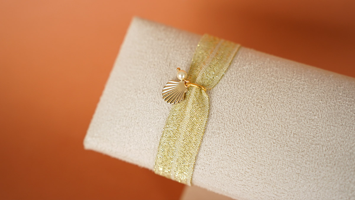 Schema Bracciale a nastro elastico Dorato con medaglia in conchiglia Schema Bracciale a nastro elastico Dorato con medaglia in conchiglia