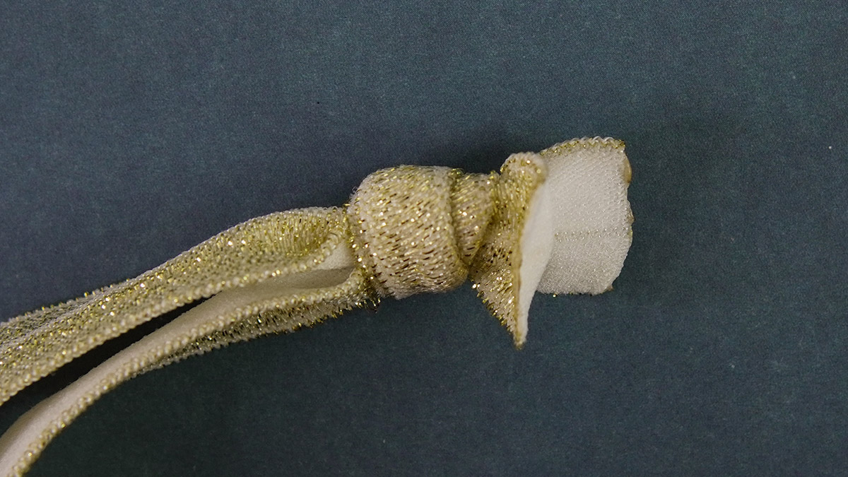 Bracciale a nastro elastico Dorato con medaglia in conchiglia : Tappa 7 Bracciale a nastro elastico Dorato con medaglia in conchiglia : Tappa 7