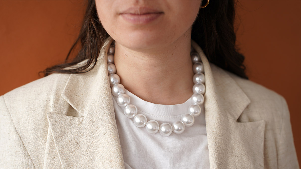 Collana elastica con grandi perle perlate Collana elastica con grandi perle perlate