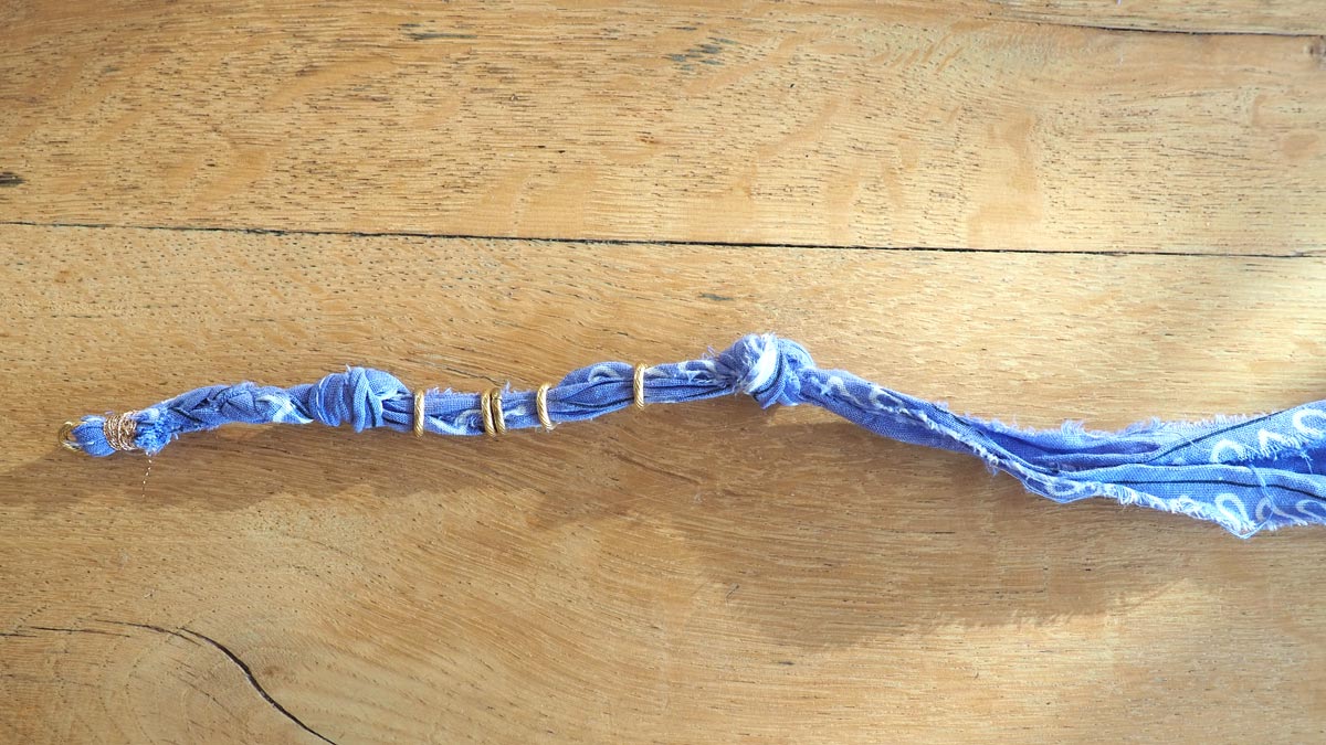 Tutorial braccialetto a bandana con ciondoli : Tappa 4 Tutorial braccialetto a bandana con ciondoli : Tappa 4