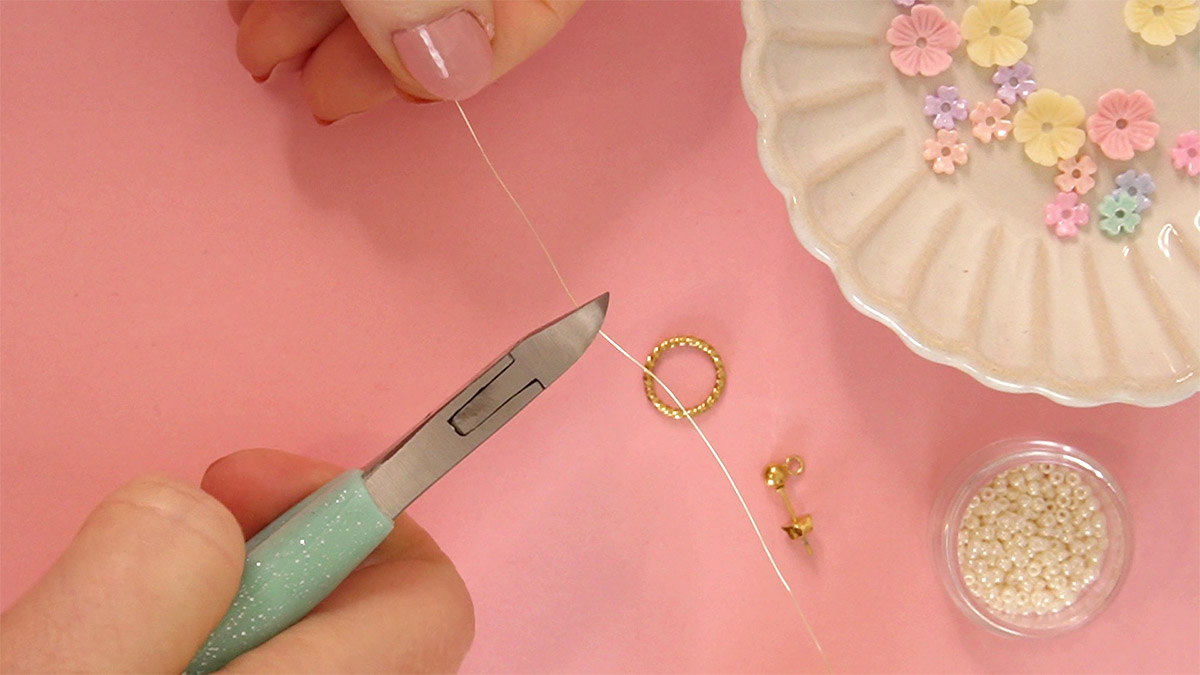 Orecchini con fiori piccoli e perle di semi : Tappa 1 Orecchini con fiori piccoli e perle di semi : Tappa 1