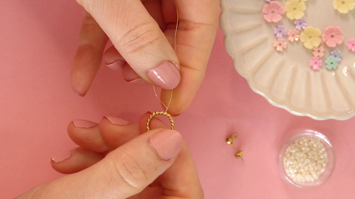 Orecchini con fiori piccoli e perle di semi : Tappa 2 Orecchini con fiori piccoli e perle di semi : Tappa 2