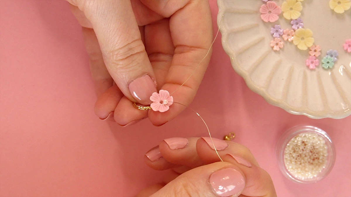 Orecchini con fiori piccoli e perle di semi : Tappa 3 Orecchini con fiori piccoli e perle di semi : Tappa 3