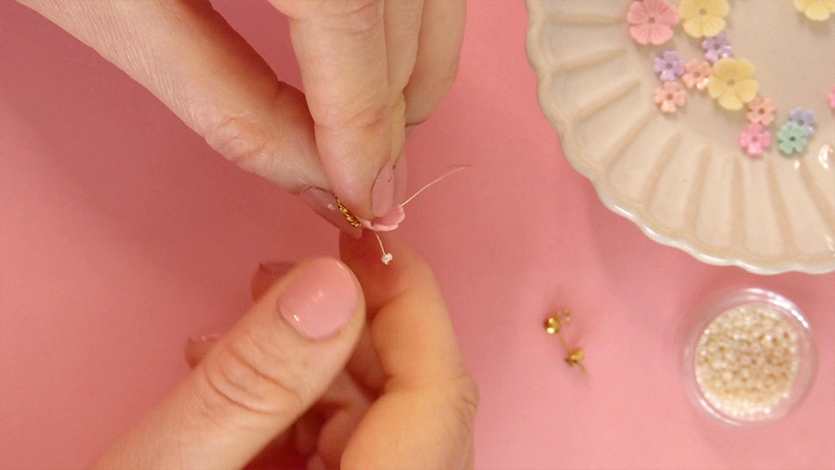 Orecchini con fiori piccoli e perle di semi : Tappa 4 Orecchini con fiori piccoli e perle di semi : Tappa 4